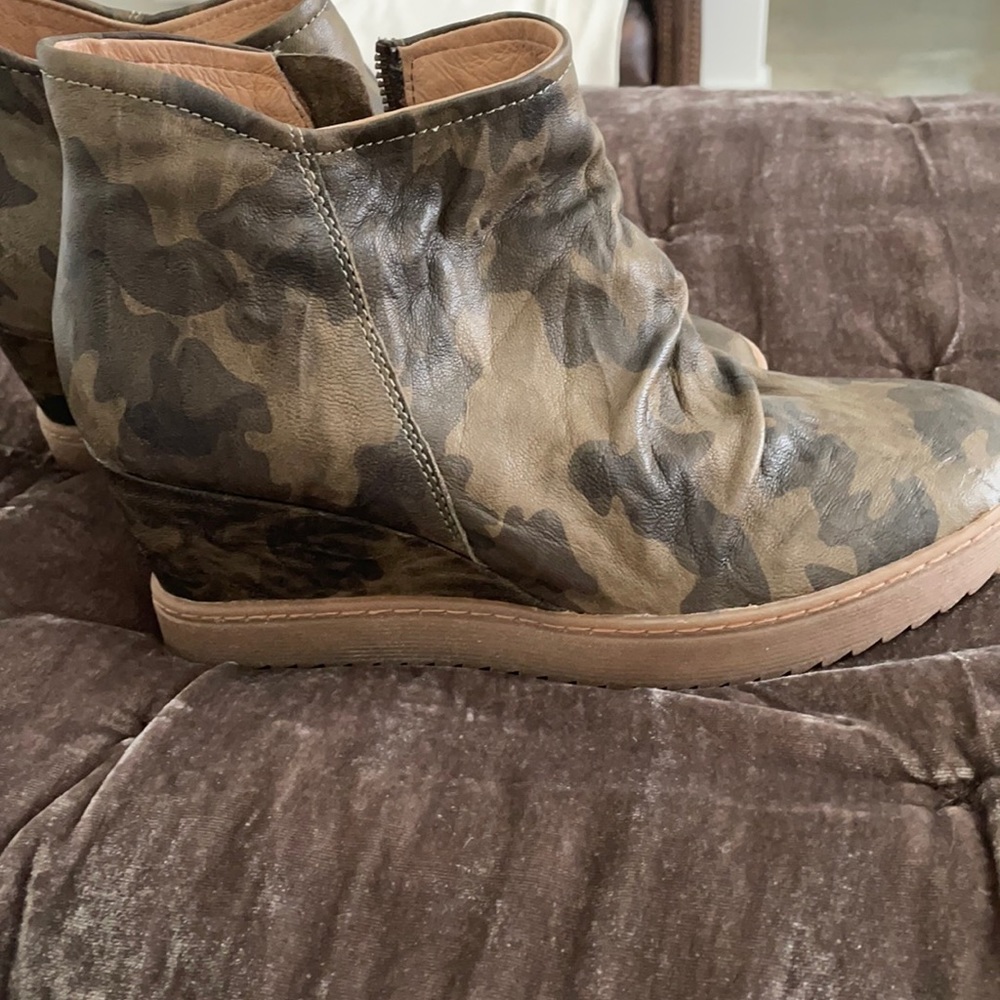Sofft booties Camo size 10 new